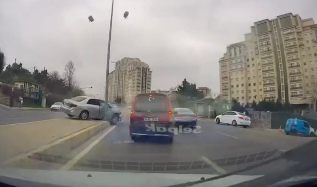 Mert ORDU-Hiba HAKBİLİR/İSTANBUL,(DHA)- ATAŞEHİR'de sürücüsünün direksiyon hakimiyetini kaybettiği otomobilin çarptığı