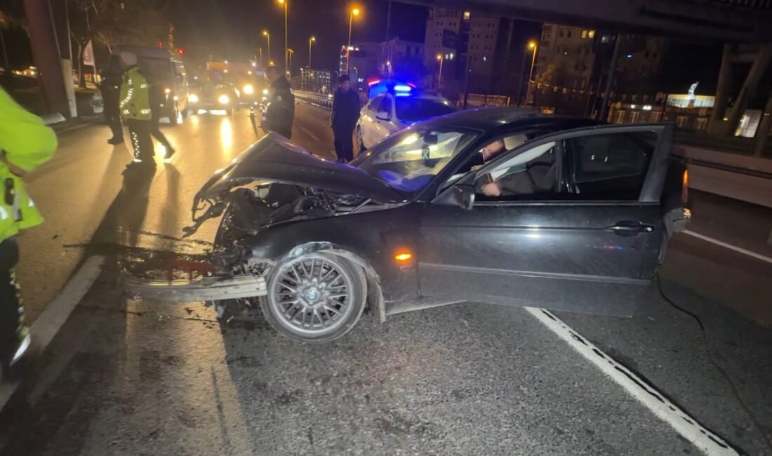 İhsan DÖRTKARDEŞ/İSTANBUL, (DHA)- AVCILAR’da sürücüsünün direksiyon hakimiyetini kaybettiği otomobil bariyerlere