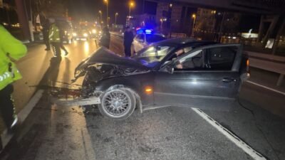 İhsan DÖRTKARDEŞ/İSTANBUL, (DHA)- AVCILAR’da sürücüsünün direksiyon hakimiyetini kaybettiği otomobil bariyerlere