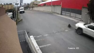Ramazan İŞİKLİ/İSTANBUL, (DHA)- AVCILAR’da seyir halindeki cip yolda bulunan köpeğin