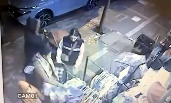 İhsan DÖRTKARDEŞ / İSTANBUL, (DHA)- AVCILAR'da 4 kadın yanlarındaki bir