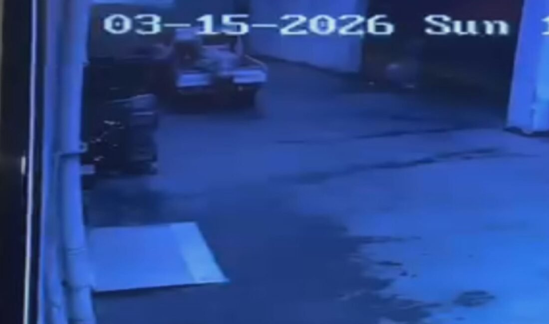 Uğur Samet AVCI/İSTANBUL,(DHA)-AVCILAR'da bir marketin önüne gelen 4 kişi girişte