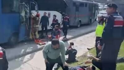 Özgür EREN/İSTANBUL (DHA)-Bağcılar Mahmutbey'de 4 cezaevi sevk aracı kaza yaptı.