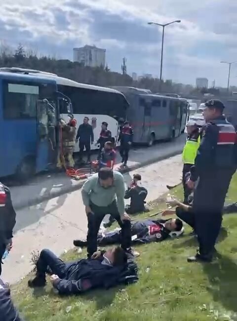 İstanbul- Bağcılar’da 4 cezaevi sevk aracı kaza yaptı; 6 jandarma yaralandı -1 Özgür EREN/İSTANBUL (DHA)-Bağcılar Mahmutbey'de 4 cezaevi sevk aracı kaza yaptı.