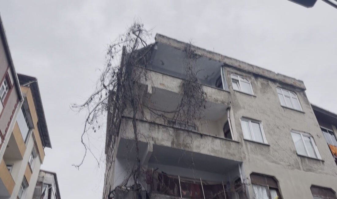 Özgür EREN / İSTANBUL, (DHA)- Bağcılar'da 4 katlı bir binanın