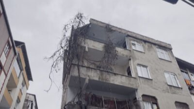 Özgür EREN / İSTANBUL, (DHA)- Bağcılar'da 4 katlı bir binanın