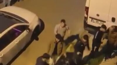 Hiba HAKBİLİR/İSTANBUL,(DHA)- BAĞCILAR'da bilinmeyen nedenle bir kişiye saldıran grup, sokaktakilerin