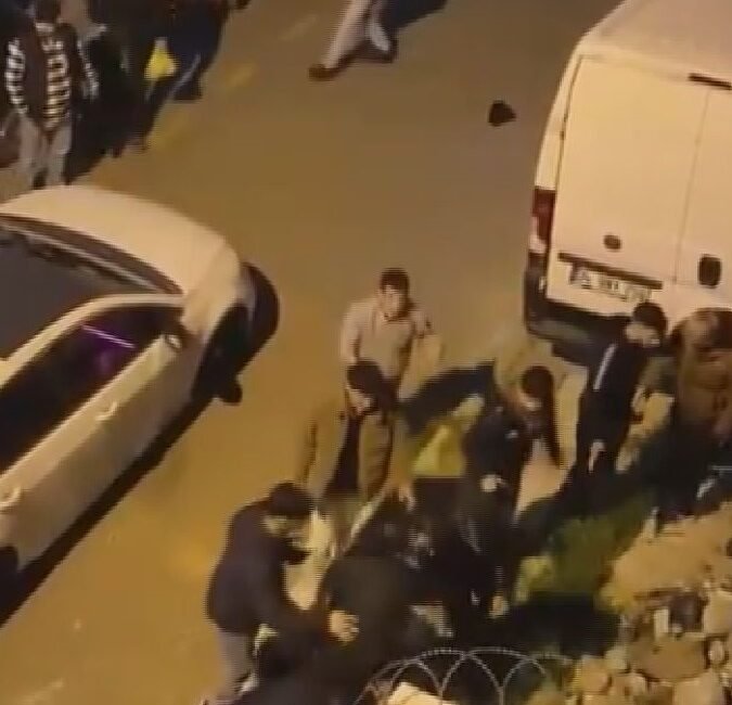 Hiba HAKBİLİR/İSTANBUL,(DHA)- BAĞCILAR'da bilinmeyen nedenle bir kişiye saldıran grup, sokaktakilerin