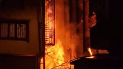 Baran AKKAYA/İSTANBUL,(DHA)- BAHÇELİEVLER'de hurdalıktan yükselen alevler kısa sürede büyüyerek yandaki