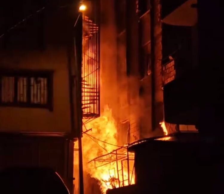 Baran AKKAYA/İSTANBUL,(DHA)- BAHÇELİEVLER'de hurdalıktan yükselen alevler kısa sürede büyüyerek yandaki