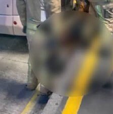 Baran AKKAYA / İSTANBUL, (DHA) – BAHÇELİEVLER’de metrobüse binmeye çalışırken