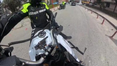 İSTANBUL (DHA) Bahçelievler'de, yere düşerek yaralanan 3 aylık bebeklerini hastaneye