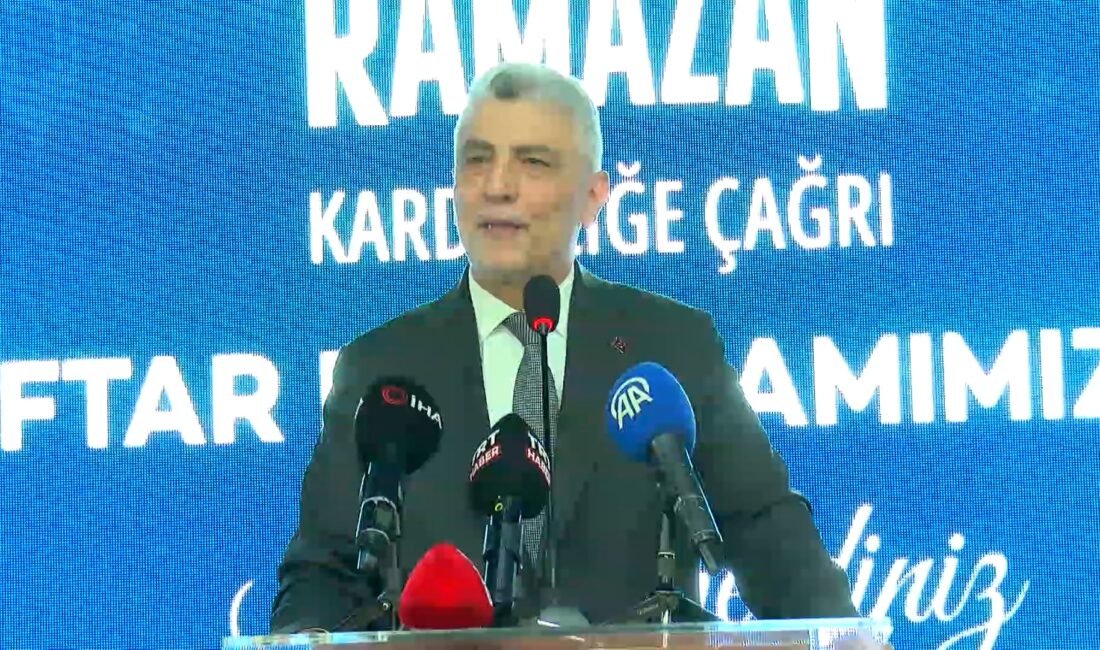 Baran AKKAYA/İSTANBUL,(DHA)-BAHÇELİEVLER’de şehit yakınları, yaşlılar, engelliler ve yetimlerle düzenlenen iftar