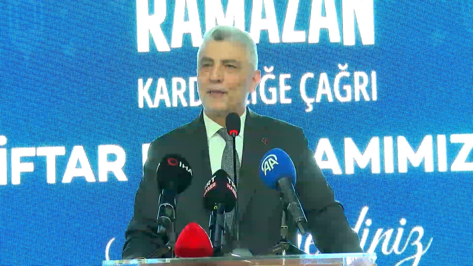 Baran AKKAYA/İSTANBUL,(DHA)-BAHÇELİEVLER’de şehit yakınları, yaşlılar, engelliler ve yetimlerle düzenlenen iftar