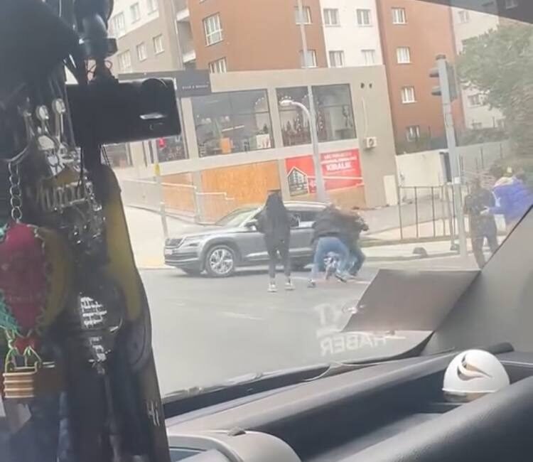 Baran AKKAYA- Hiba HAKBİLİR/İSTANBUL,(DHA)-BAŞAKŞEHİR’de seyir halindeki iki otomobil sürücüsü arasında