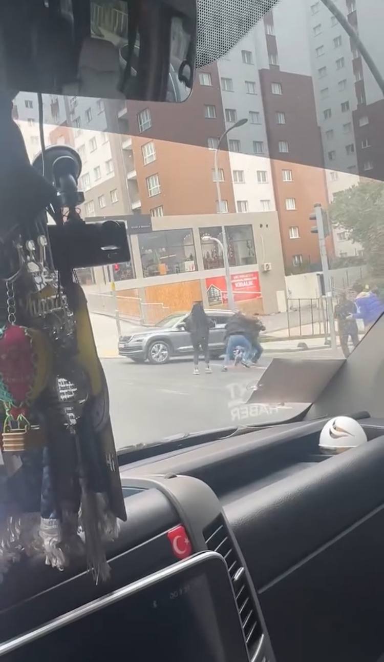 Baran AKKAYA- Hiba HAKBİLİR/İSTANBUL,(DHA)-BAŞAKŞEHİR’de seyir halindeki iki otomobil sürücüsü arasında