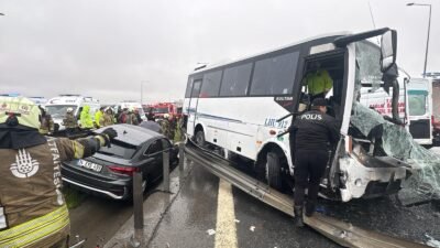 İSTANBUL, (DHA)- BAŞAKŞEHİR, Kuzey Marmara Otoyolu Fenertepe mevkiinde servis minibüsü