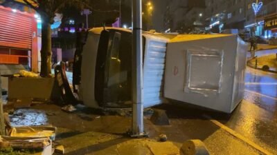 Baran AKKAYA-Uğur ŞAHİN/İSTANBUL,(DHA)- BAYRAMPAŞA’da şoförünün yayalara çarpmamak için manevra yaptığı
