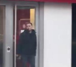 Hiba HAKBİLİR/İSTANBUL (DHA) Beşiktaş Nispetiye Caddesi'nde bir bankaya silahla gelen