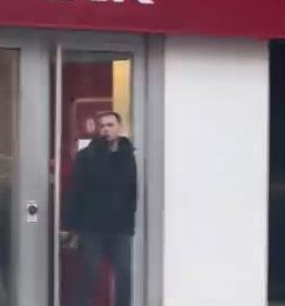 Hiba HAKBİLİR/İSTANBUL (DHA) Beşiktaş Nispetiye Caddesi'nde bir bankaya silahla gelen