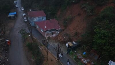 Mert ORDU/İSTANBUL,(DHA)- İSTANBUL genelinde etkili olan yağışın ardından Beykoz'da toprak