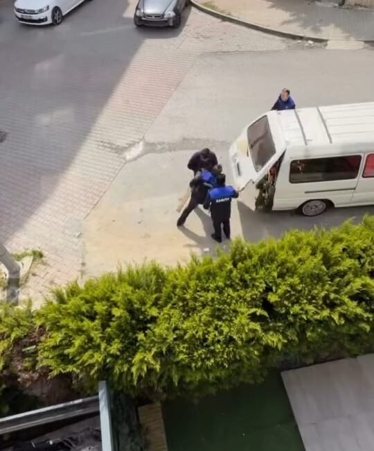 İstanbul – Beylikdüzü’nde zabıta ile seyyar satıcı arasında gerginlik kamerada Ramazan İŞİKLİ / İSTANBUL, (DHA) – BEYLİKDÜZÜ’nde zabıta ekipleri ile