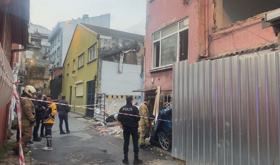 Soner HASIRCIOĞLU/İSTANBUL, (DHA)- BEYOĞLU Sururi Mehmet Efendi Ufak Köprü Sokak'ta