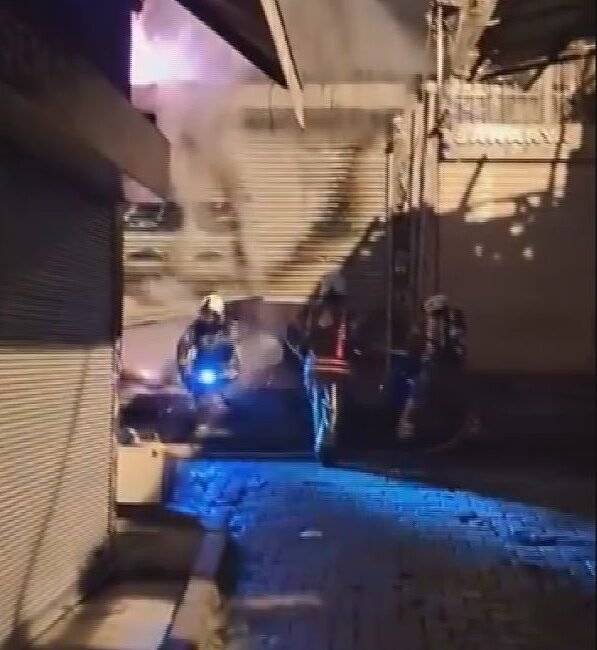 Doğan Can CESUR/İSTANBUL,(DHA)- BEYOĞLU'nda tek katlı iş yerinden yükselen alevler