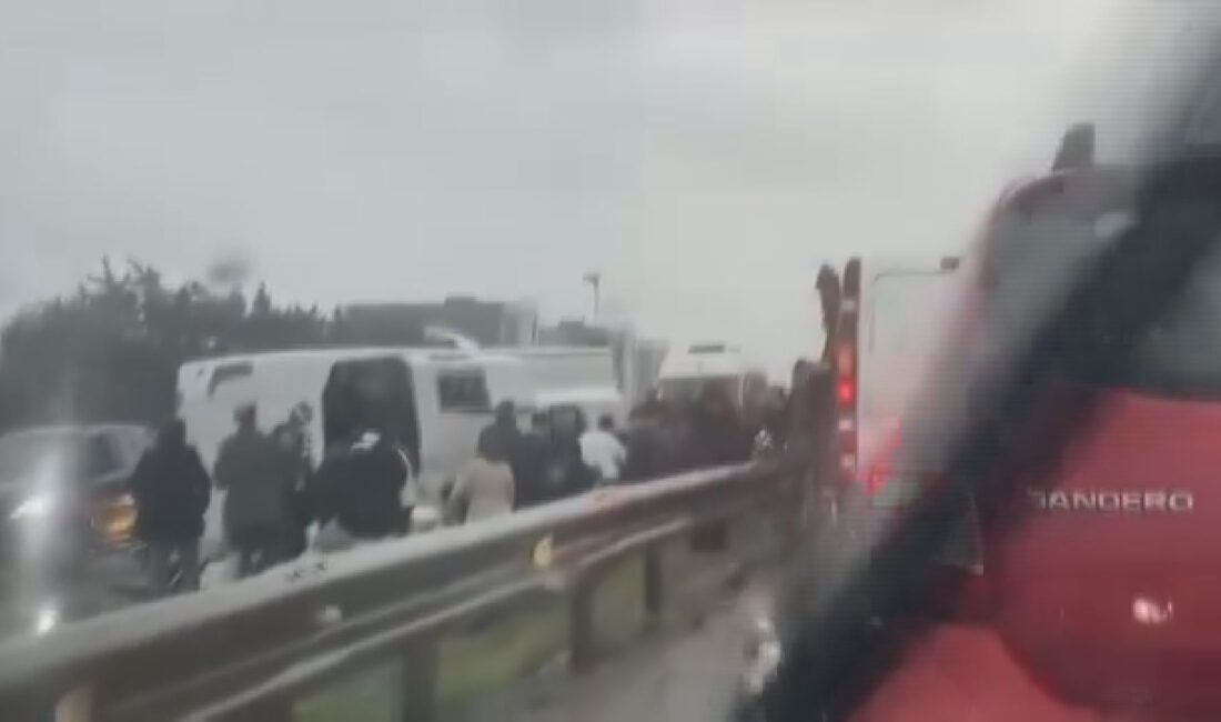 Derya EVREN KORKMAZ/İSTANBUL,(DHA)- BÜYÜKÇEKMECE D-100 Karayolu Güzelce Mevkii'nde şoförünün direksiyon