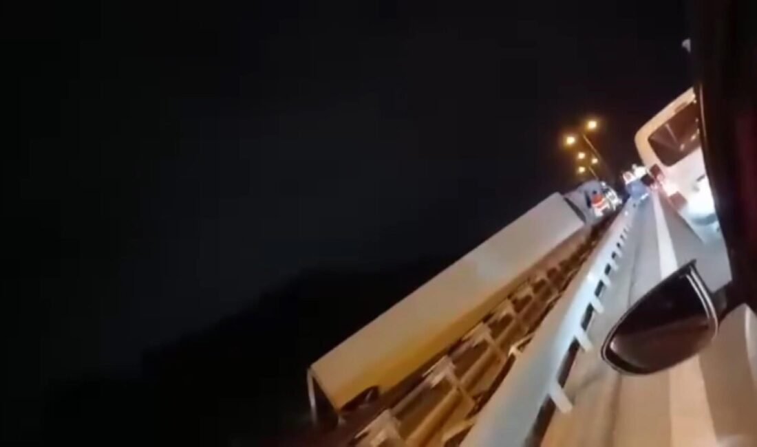 Uğur Samet AVCI/İSTANBUL,(DHA)- BÜYÜKÇEKMECE, TEM Otoyolu'nda seyir halindeki TIR devrildi.