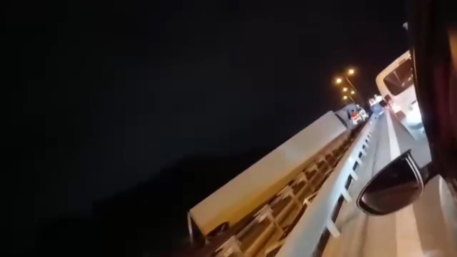 Uğur Samet AVCI/İSTANBUL,(DHA)- BÜYÜKÇEKMECE, TEM Otoyolu'nda seyir halindeki TIR devrildi.