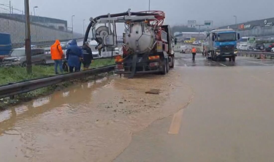 İstanbul – Çekmeköy’de dere yola taştı; Kadıköy istikameti trafiğe kapatıldı -1 Murat SOLAK/İSTANBUL,(DHA)- ÇEKMEKÖY'de yağışın ardından yola taşan dere nedeniyle Şile