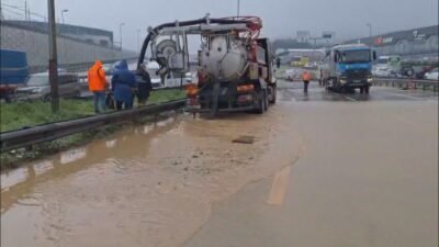 Murat SOLAK/İSTANBUL,(DHA)- ÇEKMEKÖY'de yağışın ardından yola taşan dere nedeniyle Şile