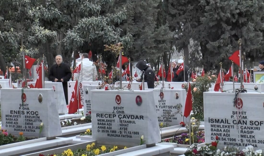 Emre KURT/İSTANBUL, (DHA) - RAMAZAN Bayramı arifesinde şehit yakınları Edirnekapı