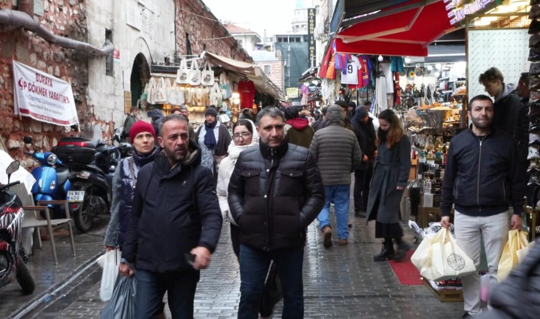 Tuğçe SEZER ODABAŞI-Ataberk KURT/İSTANBUL,(DHA) -İSTANBUL'da bayram öncesi Eminönü ve çevresinde