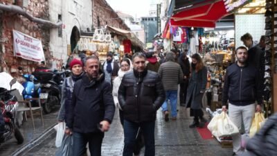 Tuğçe SEZER ODABAŞI-Ataberk KURT/İSTANBUL,(DHA) -İSTANBUL'da bayram öncesi Eminönü ve çevresinde