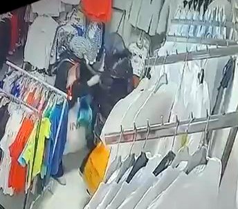 İhsan DÖRTKARDEŞ / İSTANBUL, (DHA)- ESENYURT'ta bir iş yerinden çikolata,