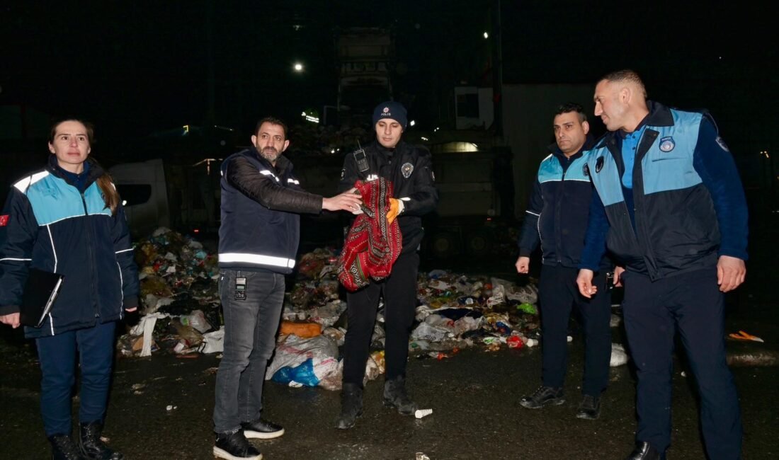İSTANBUL, (DHA) - Esenyurt Belediyesi temizlik işçileri, çöpler arasında buldukları