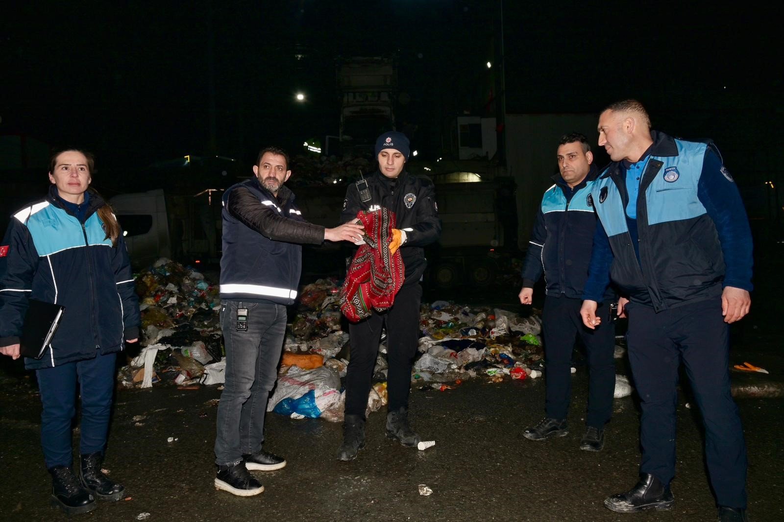 İSTANBUL, (DHA) - Esenyurt Belediyesi temizlik işçileri, çöpler arasında buldukları