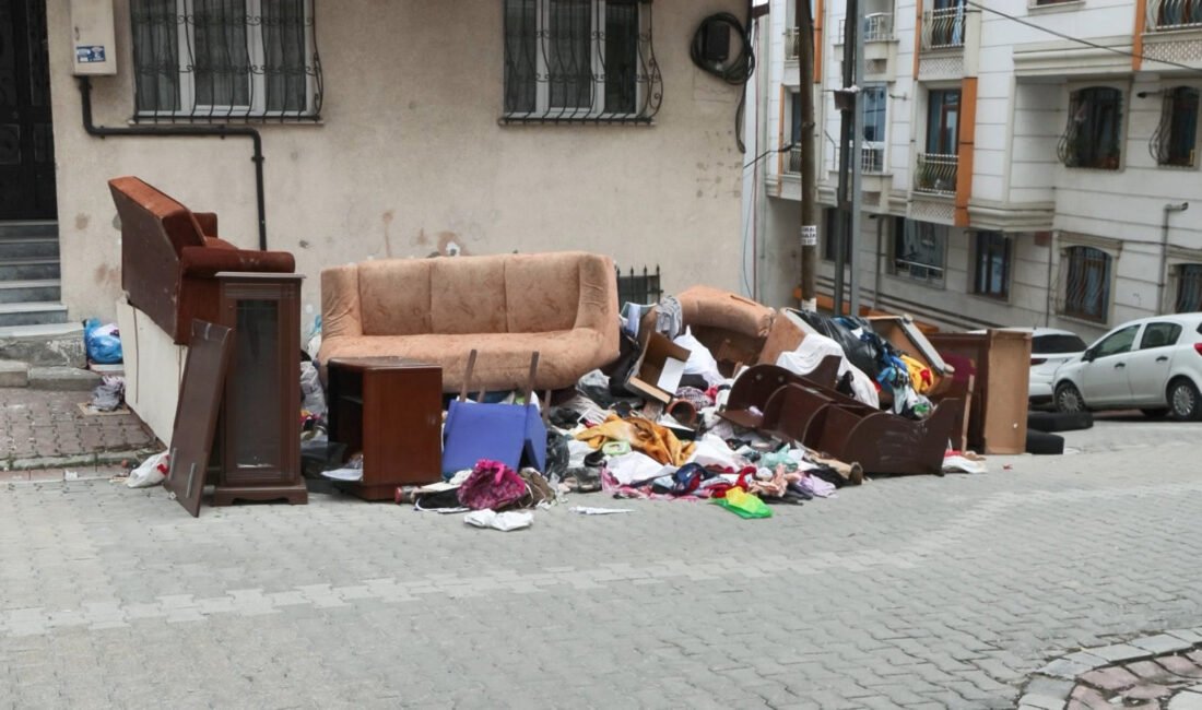 İstanbul- Esenyurt’ta evden çıkarmak istediği kiracısının eşyalarını sokağa attı Derya Evren KORKMAZ- Emir Efe BENLIOĞLU / İSTANBUL, (DHA)- ESENYURT'ta