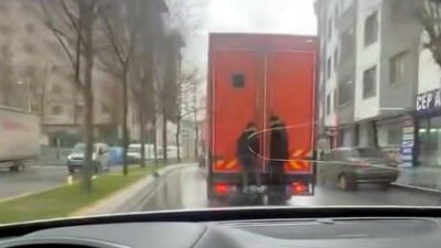 Veysel TİMDU/İSTANBUL, (DHA)- ESENYURT’ta hareket halindeki halk otobüsüne tutunan 2