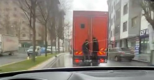 Veysel TİMDU/İSTANBUL, (DHA)- ESENYURT’ta hareket halindeki halk otobüsüne tutunan 2