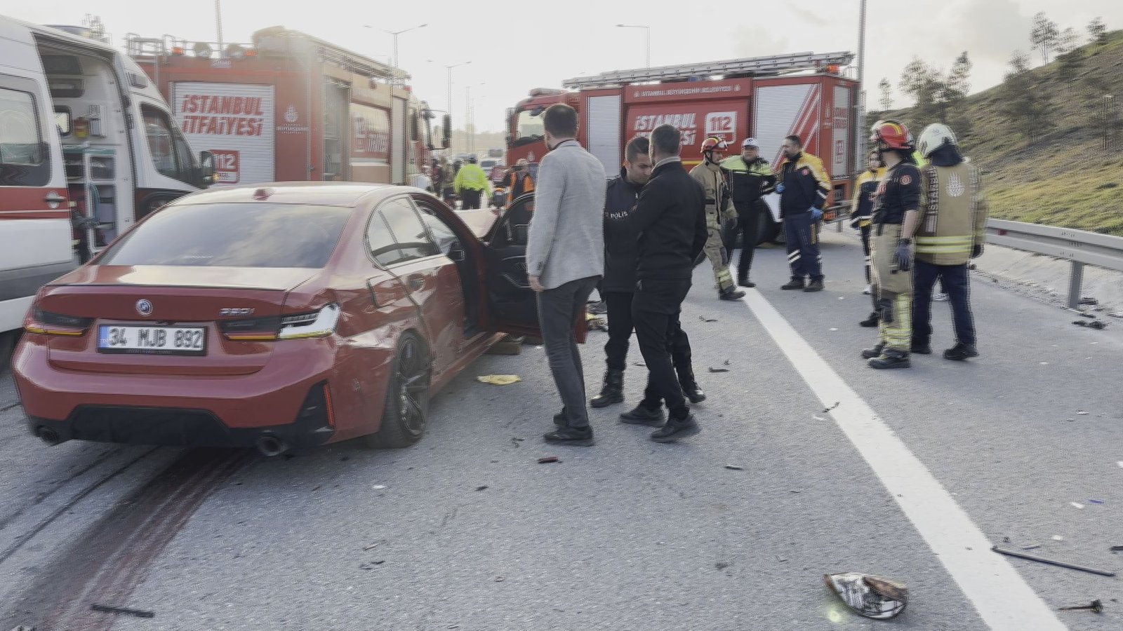 Ayşe GÜREL- Doğan Can CESUR/İSTANBUL,(DHA)- EYÜPSULTAN TEM Otoyolu'nda 5 aracın