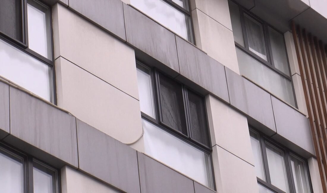 Emre KURT/İSTANBUL,(DHA)- EYÜPSULTAN’da 4 katlı binanın 3’üncü katındaki dairenin penceresinden