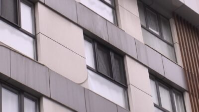 Emre KURT/İSTANBUL,(DHA)- EYÜPSULTAN’da 4 katlı binanın 3’üncü katındaki dairenin penceresinden