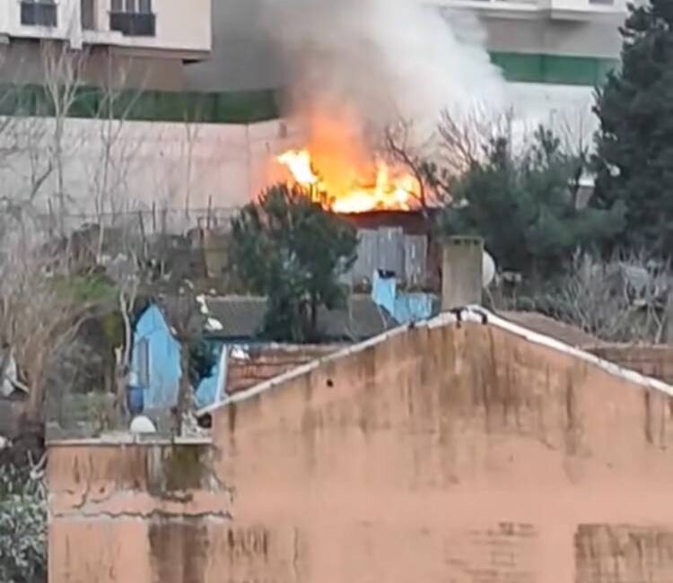 Baran AKKAYA-Emin YEŞİL/İSTANBUL,(DHA)- EYÜPSULTAN'da bir gecekondunun çatısından yükselen alevler kısa