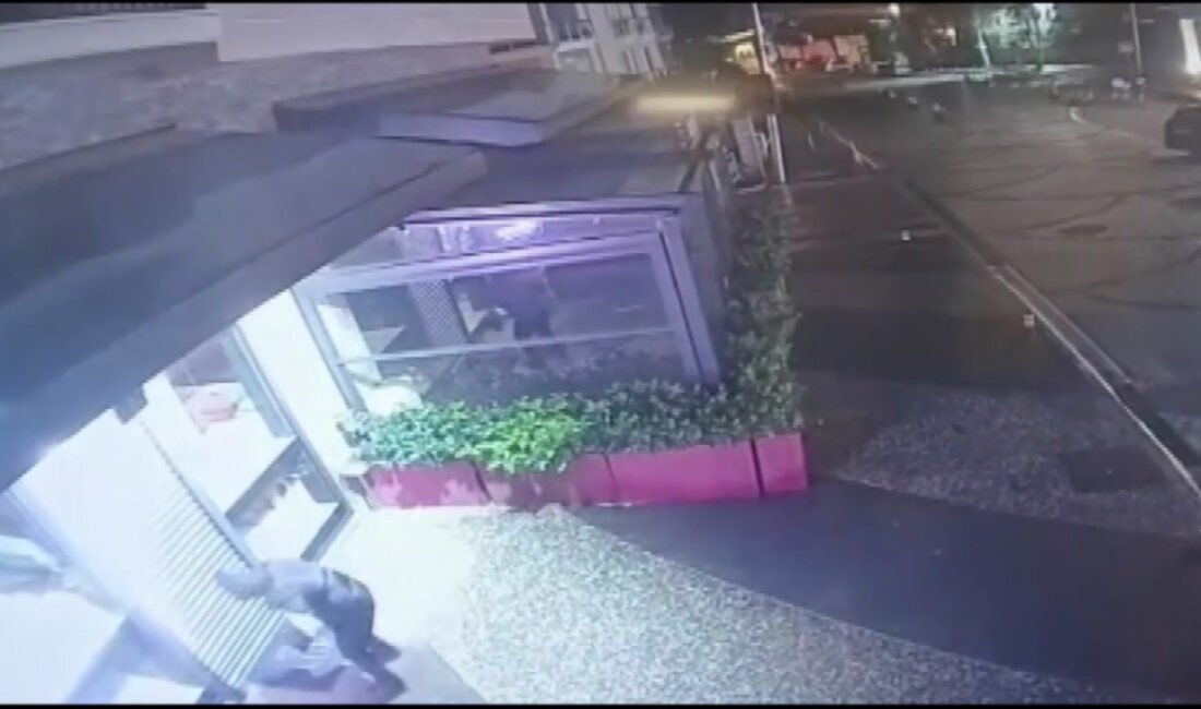 Ali AKSOYER / İSTANBUL, (DHA)- İSTANBUL'da gece yarısı geldikleri kuyumcunun