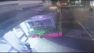 Ali AKSOYER / İSTANBUL, (DHA)- İSTANBUL'da gece yarısı geldikleri kuyumcunun