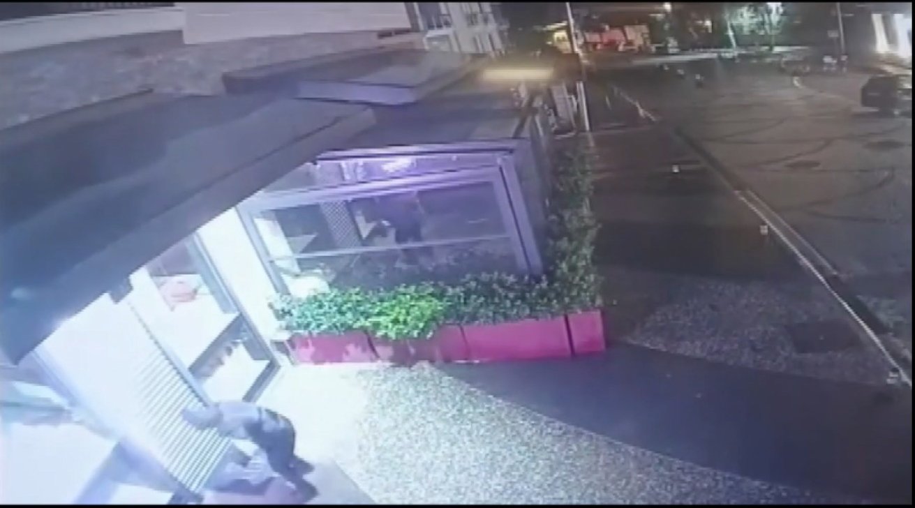 Ali AKSOYER / İSTANBUL, (DHA)- İSTANBUL'da gece yarısı geldikleri kuyumcunun