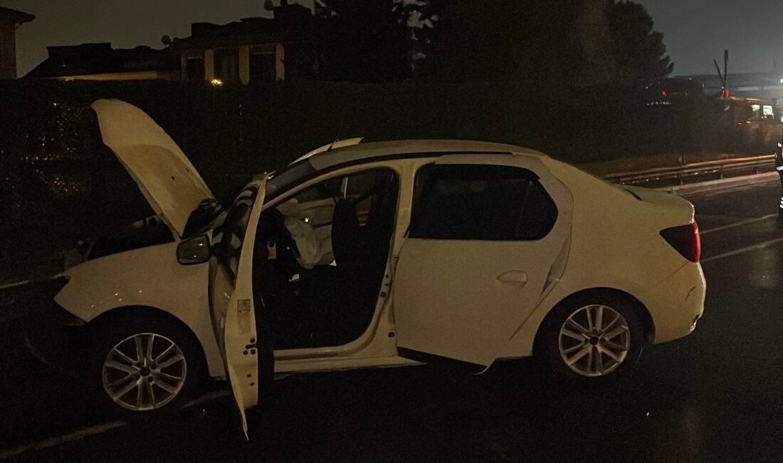 İstanbul – Eyüpsultan’da otomobil bariyerlere çarptı: 3 yaralı Mehmet Kaan KURT/İSTANBUL,(DHA)- EYÜPSULTAN, D-100 Karayolu'nda yağışlı hava nedeniyle kayganlaşan